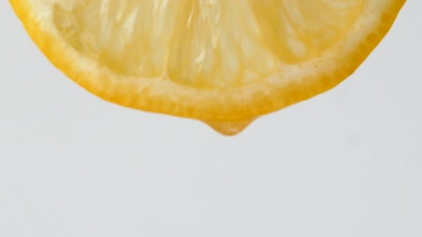 从柠檬果肉中提取蜂蜜的特写 — 图库视频影像