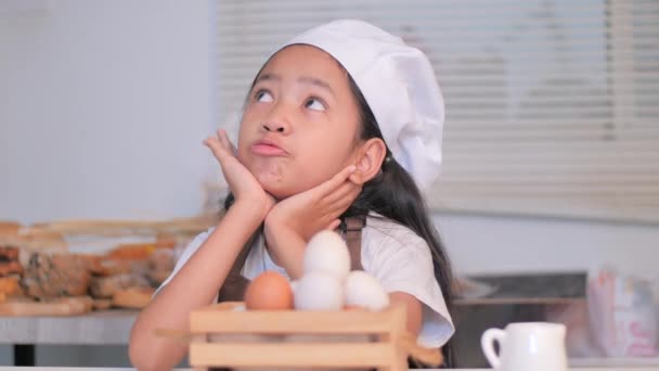 Asian Little Girl Wearing White Chef Hat Sitting Play Talking — Stock Video