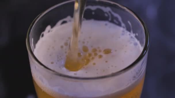 Close Top View Γεμίζοντας Μπύρα Ένα Ποτήρι Και Φούσκα Μπύρας — Αρχείο Βίντεο
