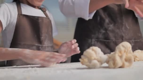 Madre Una Hija Amasando Masa Para Hacer Panadería — Vídeo de stock