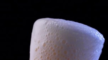 Video yavaş çekim, biranın köpüğü bardağın kenarına kadar akıyor.