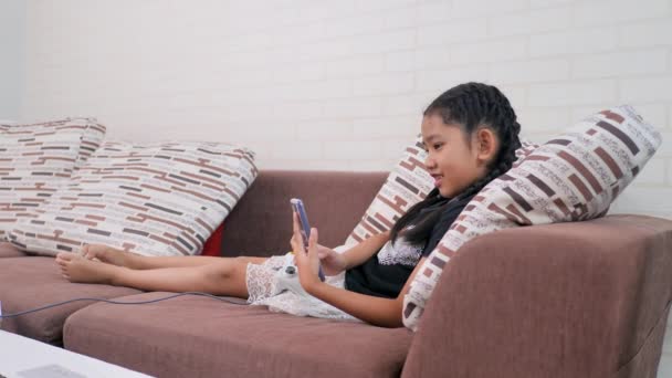 Pequeña Chica Asiática Está Respondiendo Videollamada Con Mamá Sofá Casa — Vídeos de Stock