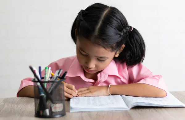 Niña Está Haciendo Los Deberes Intensamente Los Niños Usan Lápiz — Foto de Stock