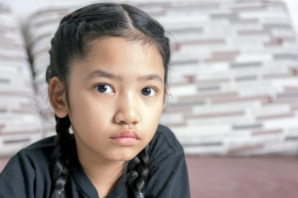 Close Seorang Gadis Asia Kecil Dalam Kepang Hitam Sofa — Stok Foto