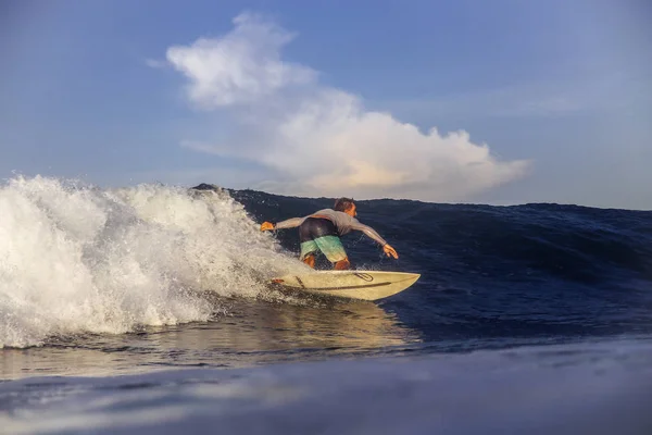 Jonge Mannelijke Surfer Golven Bali — Stockfoto