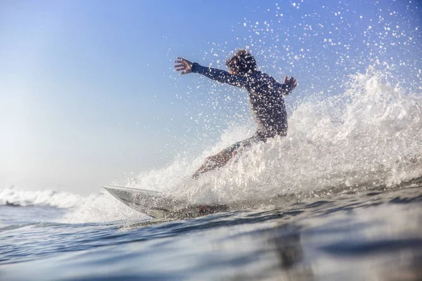 Młody Męski Surfer Fale Bali — Zdjęcie stockowe