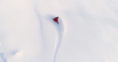 Yamaç dron hava kuş bakışı görünüme beyaz toz kar - kış doğa sporları arka plan üzerinde aşağı snowboard kişi