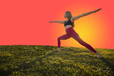 Çimlerde Yoga Yapan Kadın 2. Savaşçı Uzayı Kopyalayan Poz Veriyor