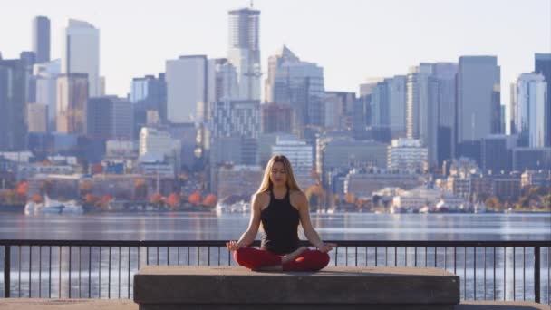 Yoga Inademen Zen Lotus Pose Ontspanning Vrouw Meditatie — Stockvideo