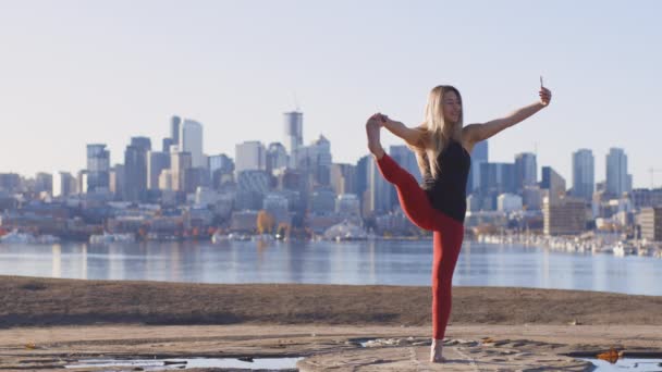 Mulher Falando Telefone Celular Fazendo Difícil Yoga Pose Vlogging Filmando — Vídeo de Stock