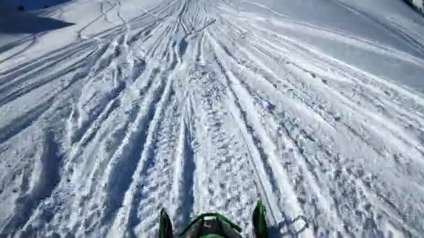 Άποψη Πλάνα Από Πρόσωπο Που Ιππεύει Snowmobile Στο Χιονισμένο Βουνό — Αρχείο Βίντεο