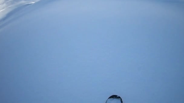 Άποψη Πλάνα Από Πρόσωπο Snowboarding Στο Χιονισμένο Βουνό — Αρχείο Βίντεο