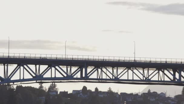Arabalar Günbatımında Köprüden Geçiyor Aurora Köprüsü Seattle Washington Abd — Stok video