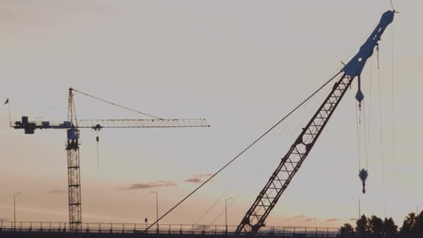 Construction Cranes Seattle Skyline Silhouette Orange Sunny Sky — стокове відео