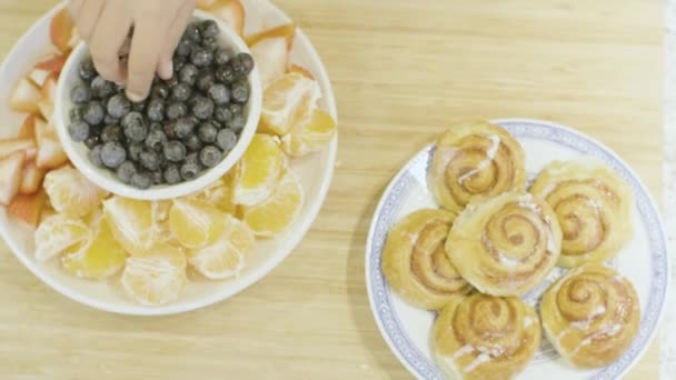 Πρωινό Concept Αρπάζοντας Φρούτα Και Κανέλα Roll — Αρχείο Βίντεο