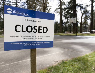 Bellingham, Washington ABD - 29 Mart 2020: Açık Basketbol Mahkemesi Kapalı İmza Coronavirus Covid-19 Sosyal Mesafe Kuralları
