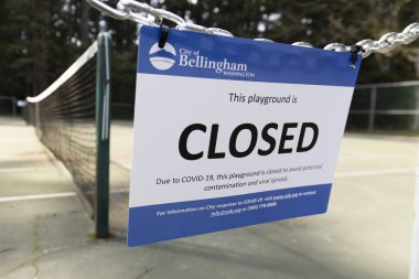 Bellingham, Washington ABD - 29 Mart 2020: Coronavirus Covid-19 Sosyal Mesafe Kuralları nedeniyle Tenis Sahasında Oyun Sahası Kapalı