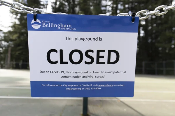 Bellingham, Washington ABD - 29 Mart 2020: Coronavirus Covid-19 Sosyal Kontaminasyon Potansiyeli nedeniyle Tenis Sahasında Oyun Sahası Kapalı İşareti