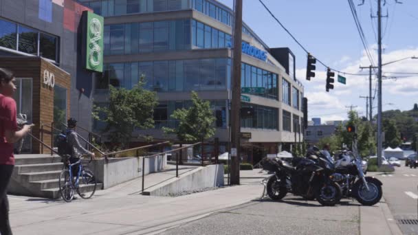 Seattle Washington Juni 2019 Scen Stenväg Med Människor Utanför Evo — Stockvideo