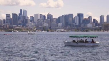 Seattle Washington Haziran 2019 Tekne Manzarası Arka plandaki Lake Union City Gökdelenleri 'nde