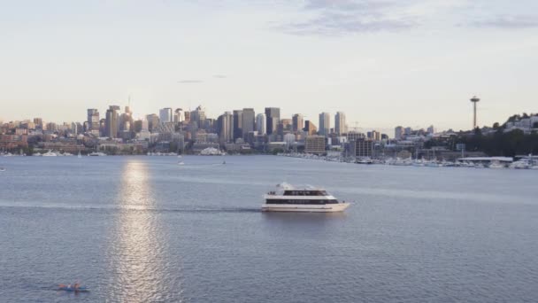 シアトルワシントン6月2019湖のヨットユニオンシティビルディング風景 — ストック動画