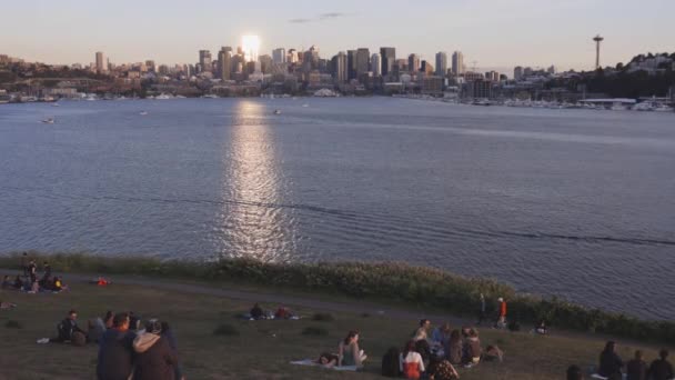 2019年6月 西雅图华盛顿煤气厂公园 人们观看湖畔与市中心天际线的日落 — 图库视频影像