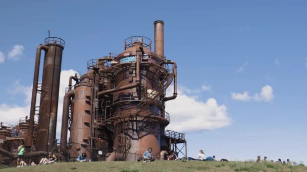 Seattle Washington Haziran 2019 Doğalgaz Fabrikası Sanayi Kuleleri Altında Güneşte — Stok video