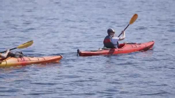 Seattle Washington Junio 2019 Dos Hombres Kayak Lake Union — Vídeos de Stock