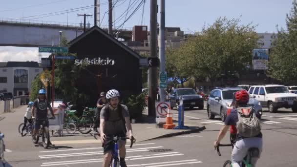 Seattle Washington Ιούνιος 2019 Πλήθος Ανθρώπων Ποδηλασία Ποδηλασία Όλη Διασταύρωση — Αρχείο Βίντεο