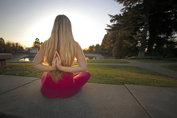 Йога Медитация Женщина Zenlike Mindstate Seated Pose — стоковое фото