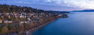 Bellingham Washington Havacılık Panoramik Günbatımı Manzarası Fairhaven 'a doğru bakıyor
