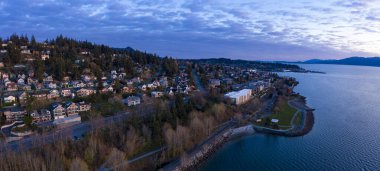 Bellingham Washington, South Hil Bulvarı 'nın yukarısında Fairhaven Havacılık Kuş Gözü Manzarası.