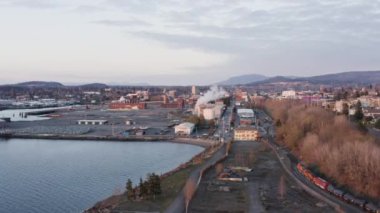 Bellingham Washington ABD Hava Görüntüleme Treni Şehir Merkezi Endüstriyel Bölgesine Giriyor