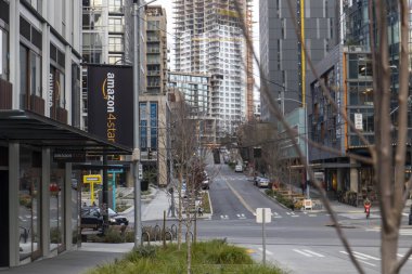 Seattle, Washington ABD - 2 Aralık 2019: Lenora ve Westlake Downtown 'daki Amazon 4-Yıldız Mağazası