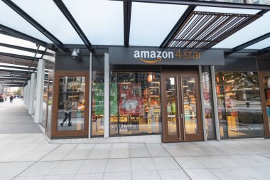 Seattle, Washington ABD - 2 Aralık 2019: Amazon 4-Yıldız Yeni ve Moda Ögelerinin Bir Fiziksel Mağazada Sergilendiği.