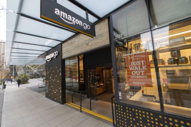 Seattle, Washington ABD - 2 Aralık 2019: Kasiyersiz Teknolojinin Müşterilerin Sermayeleri Olmadan Dışarı Çıkabildiği Amazon Go Mağazası