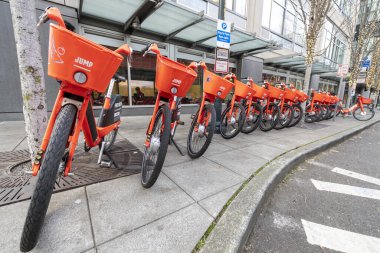 Seattle, Washington ABD - 2 Aralık 2019: Atlama Elektrikli Bisikletler Toplu Taşımacılık