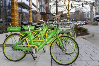Seattle, Washington ABD - 2 Aralık 2019: Lime E-Bisikletleri Mercer Caddesi 'ndeki bir ofis binasının önüne park edildi