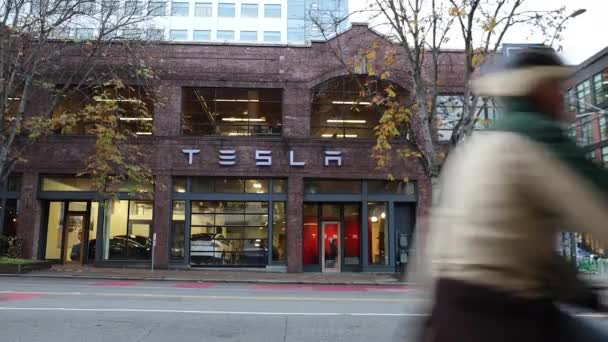 美国华盛顿州西雅图 2019年12月2日 特斯拉汽车经销商在西雅图的外围 — 图库视频影像