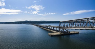 Poulsbo Washington 'dan Squamish Limanı' na bakan Kaput Kanalı Köprüsü