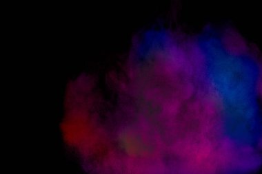 Siyah zeminde soyut renkli barut patlaması. Toz sıçramasının dondurucu hareketi. Boyanmış Holi..