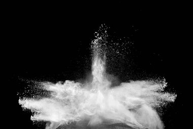 Beyaz toz parçacıklarının hareketsiz hareketi siyah zemine sıçrar. Beyaz toz bulutları..