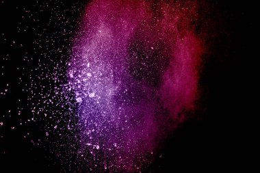 Siyah arka planda soyut pembe toz patlaması. Pembe barutun hareketsiz hareketi.