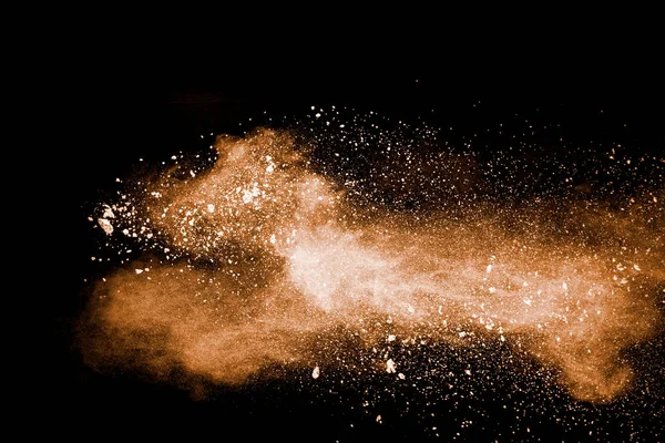 褐色尘埃爆炸的冻结运动 阻止棕色粉末的运动 黑色背景的棕色炸药 — 图库照片