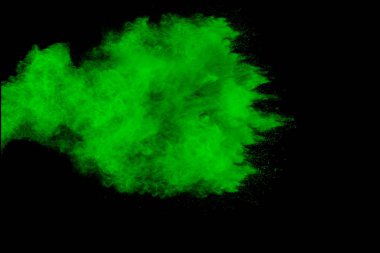 Siyah zeminde yeşil toz patlaması. Yeşil toz parçacıkları sıçrama.