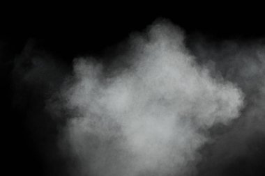 Siyah arka planda beyaz toz patlaması. Soyut beyaz toz dokusu havada uçuşuyor..