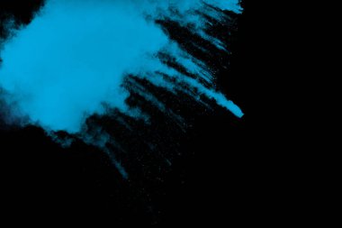 Siyah arkaplanda mavi toz patlamasının hareketsiz hareketi. Mavi tozu siyah arkaplana fırlatmak.