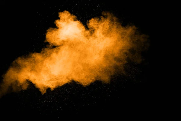 黑色背景下的橙色灰尘爆炸 橙色粉末云飞溅的冻结运动 — 图库照片