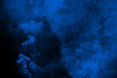 Siyah arka planda soyut mavi duman. Mavi renkli bulutlar.