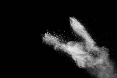 Esrarengiz beyaz toz patlaması bulutları, siyah arkaplanda beyaz toz bulutları oluşturur..
